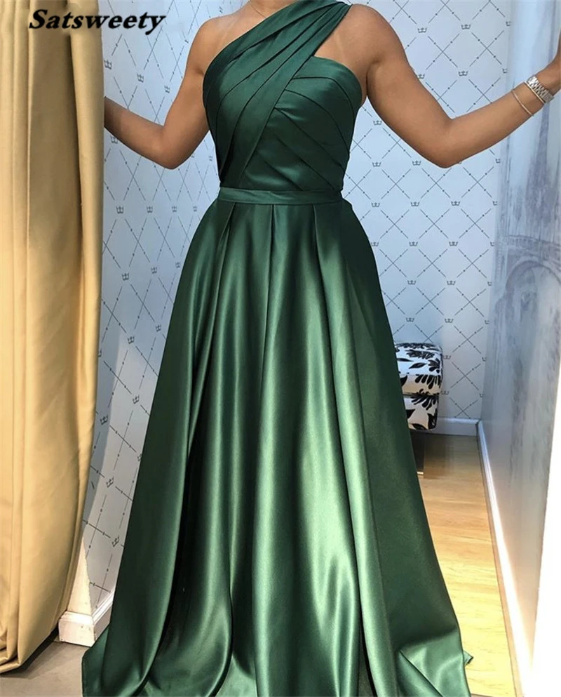 

2021 Green One Shoulder Sleeveless A-Line Floor Length Satin Pleated Long Prom Dresses vestidos de fiesta de noche