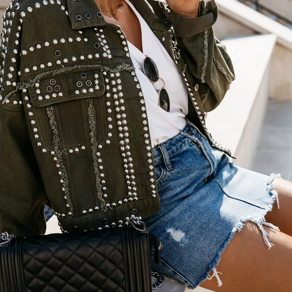 Женская куртка с заклепками в стиле Харадзюку короткая черная отворотом базовое