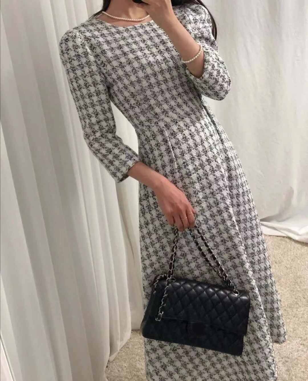 Женское платье средней длины с круглым вырезом плиссированным поясом и рукавом