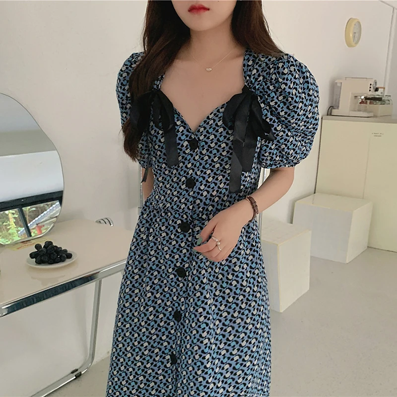 

Korejpaa Women Dress 2021 Summer Korea Temperament Print Deep V-neck Bow Decoration Floral Single-breasted Bubble Sleeve Dresses