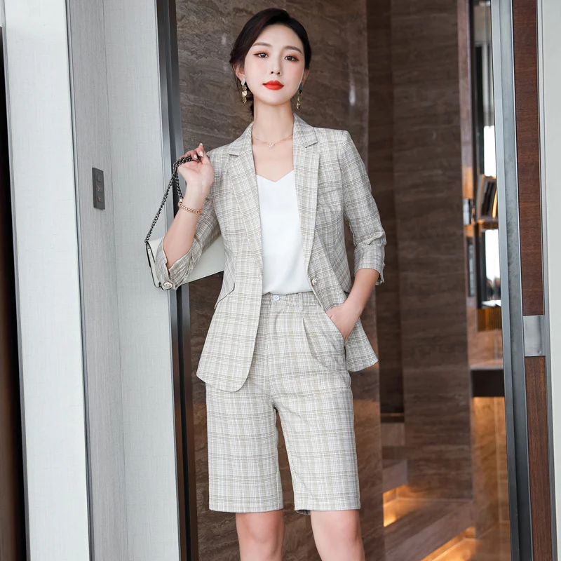 

Женский деловой костюм, блейзер и шорты в клетку