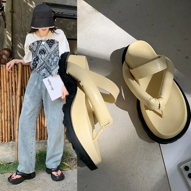 

2021 Summer Chic Flat Platform Flip Flops Women Casual Outside Open Toe Slippers Women INS Style Gladiator Sandals For Women