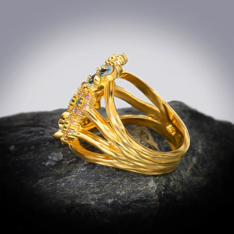 Красное кольцо с зеленым цирконом