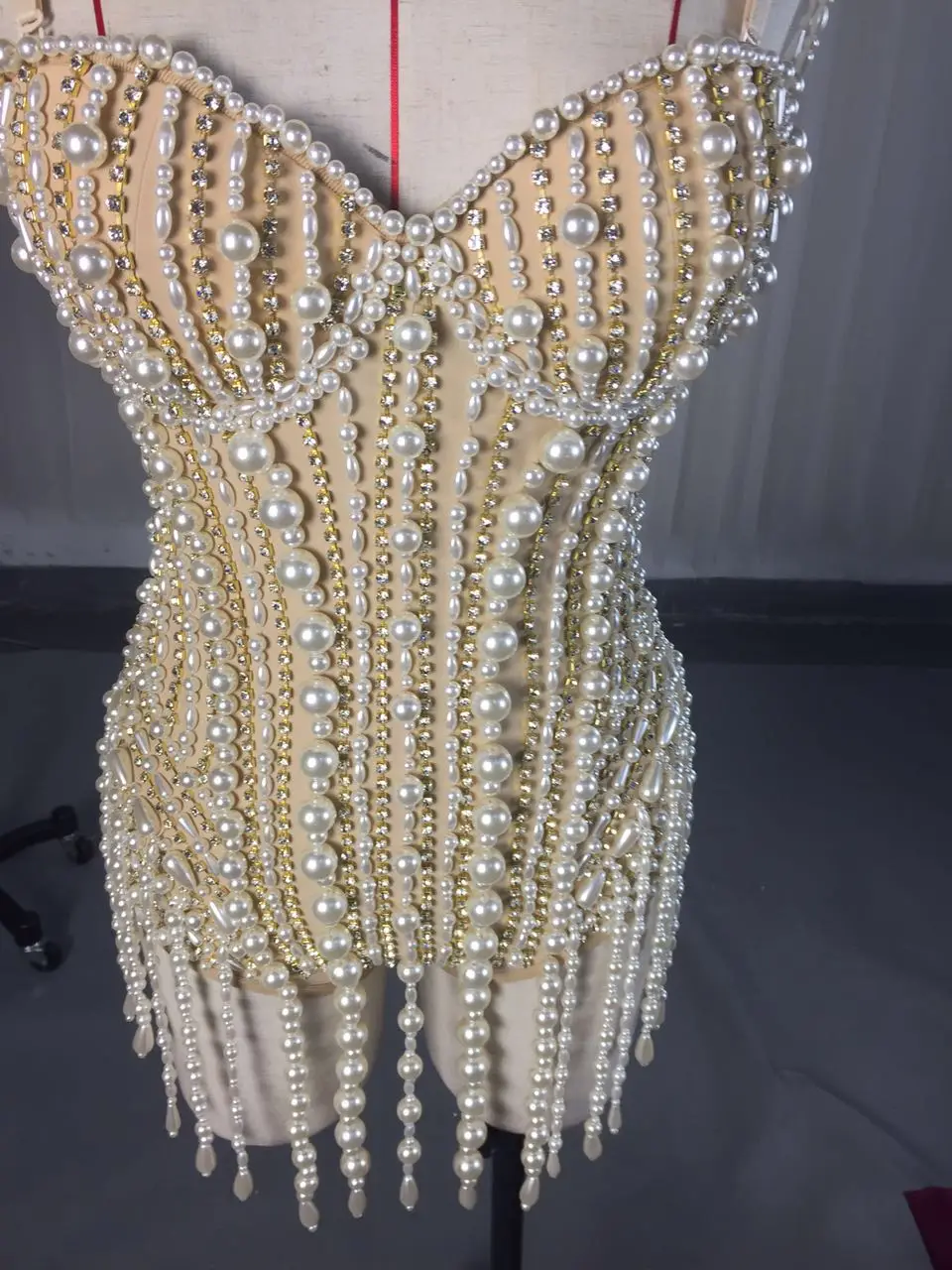 Женский наряд для выпускного вечера блестящее боди с жемчугом танцевальный