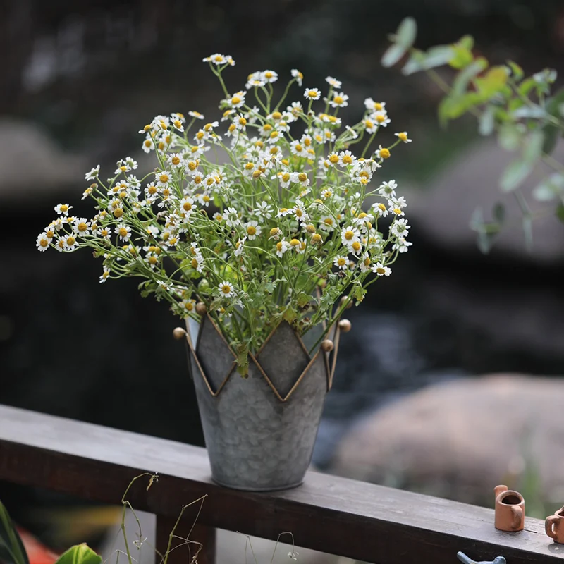 Маленький милый серый жестяной цветочный горшок в стиле ретро с ведром