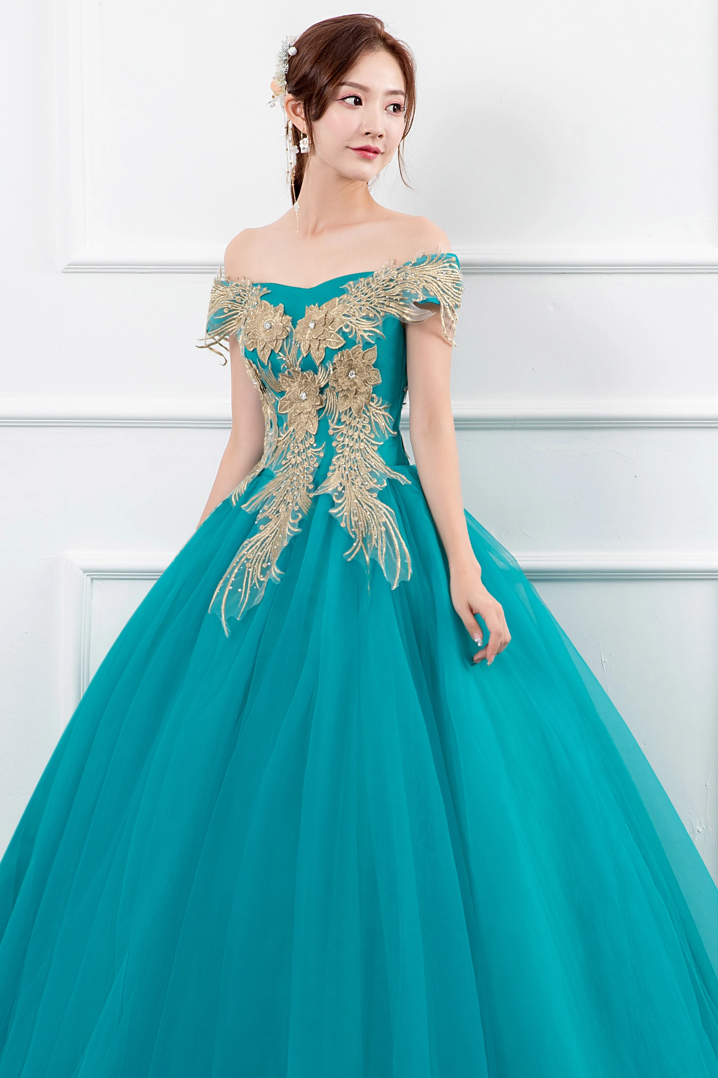 

Turquoise Tulle Ball Gown Quinceanera Dresses Off Shoulder Sleeveless Puffy Dresses For Prom With Gold Lace Sweet 16 Dresses