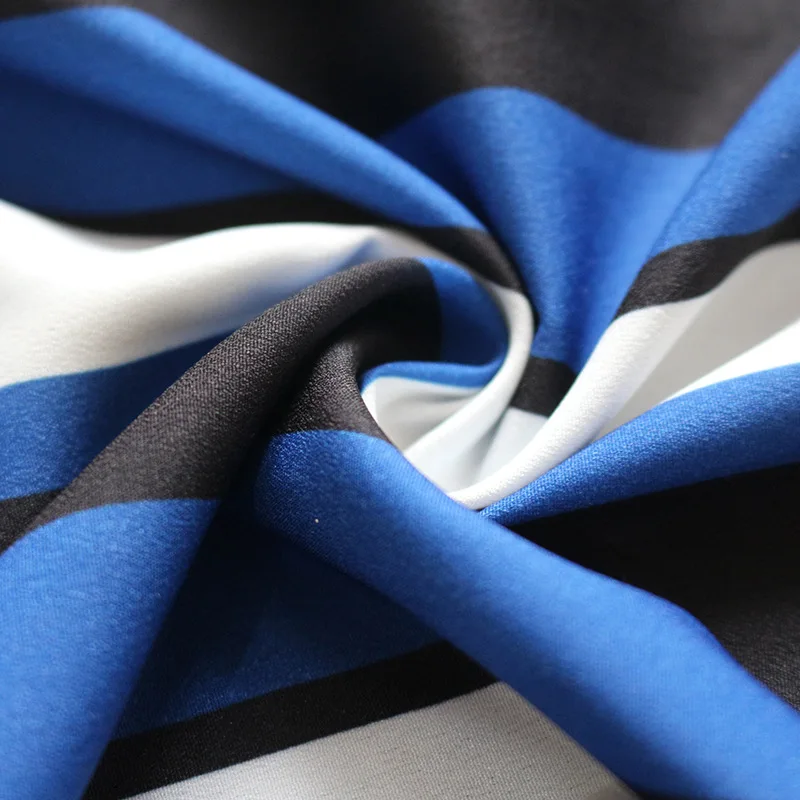 Блузка женская в синюю и белую полоску с длинным рукавом V-образным вырезом |