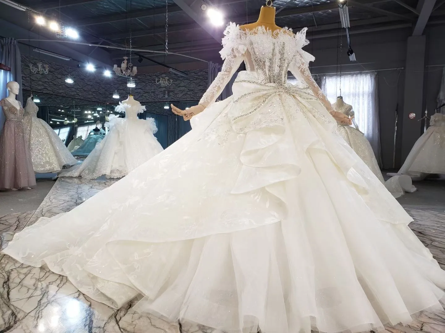 2021 Luxury Arabic Ball Gown Wedding Dresses Beaded Jewel Neck Lace Appliqued Long Sleeve Modest Wedding Gowns Custom Made