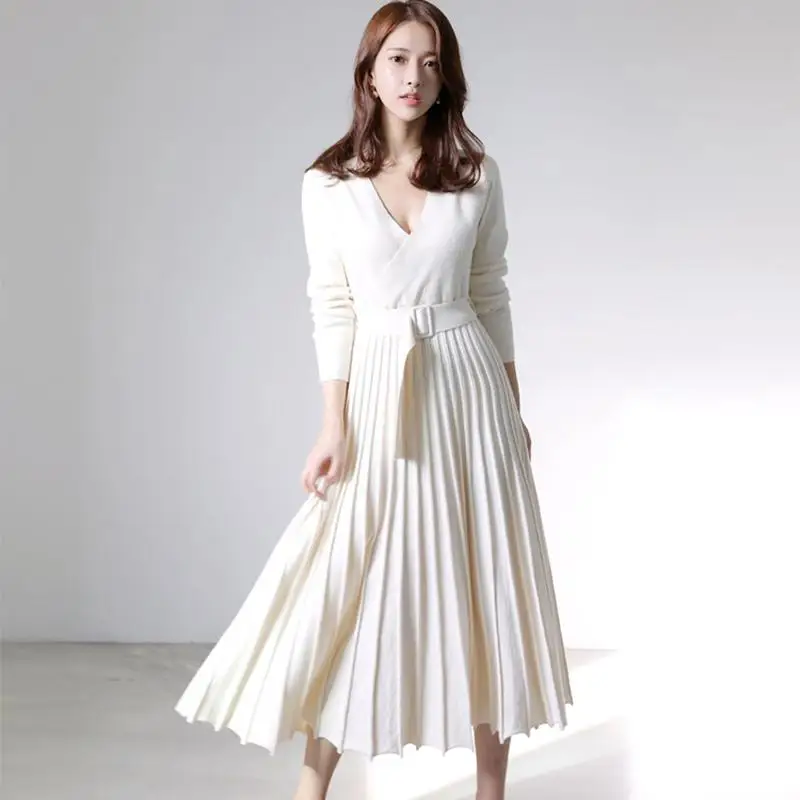 Женское трикотажное платье свитер с поясом длинным рукавом и V образным