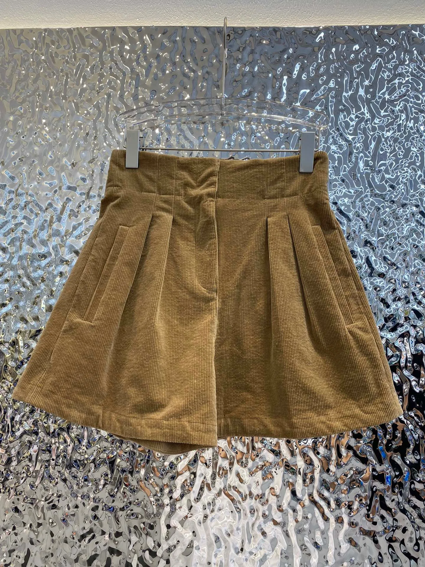 

Designer Clothes High Waist Pleated Design Corduroy Shorts Women Clothing