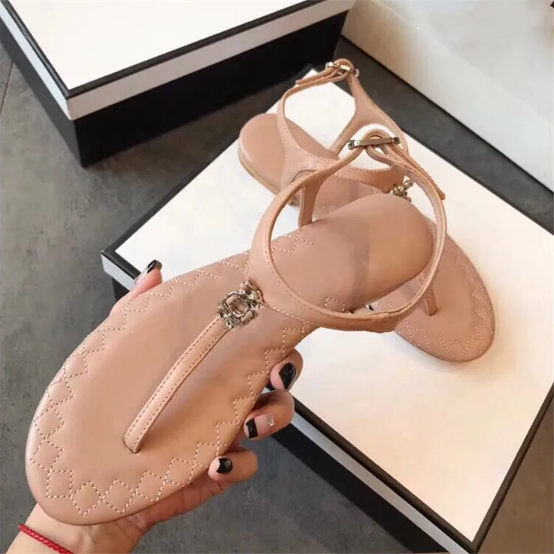 

2021 New Ladies Leather Sandals Flat Shoes Fashion Beach Slippers Summer Flat Travel Shoes Metal Chain Large Size Slippers