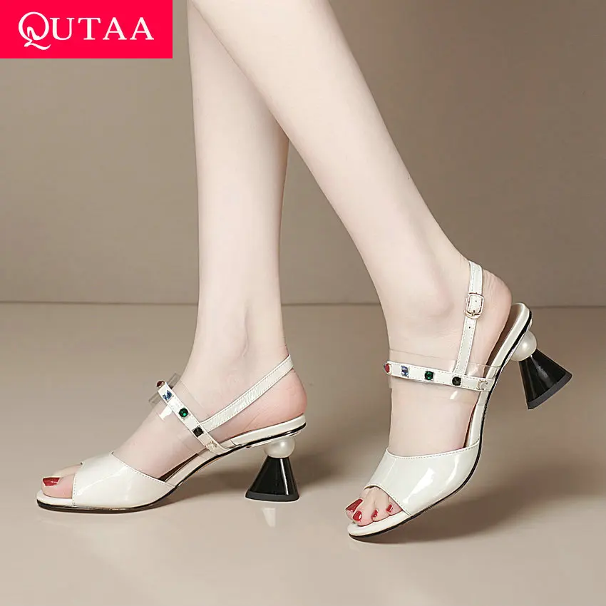 

QUTAA/2021; Модная блестящая обувь с открытым носком босоножки на высоком каблуке с пряжкой; Сезон лето; Женская обувь в мозаичном стиле Лакирова...