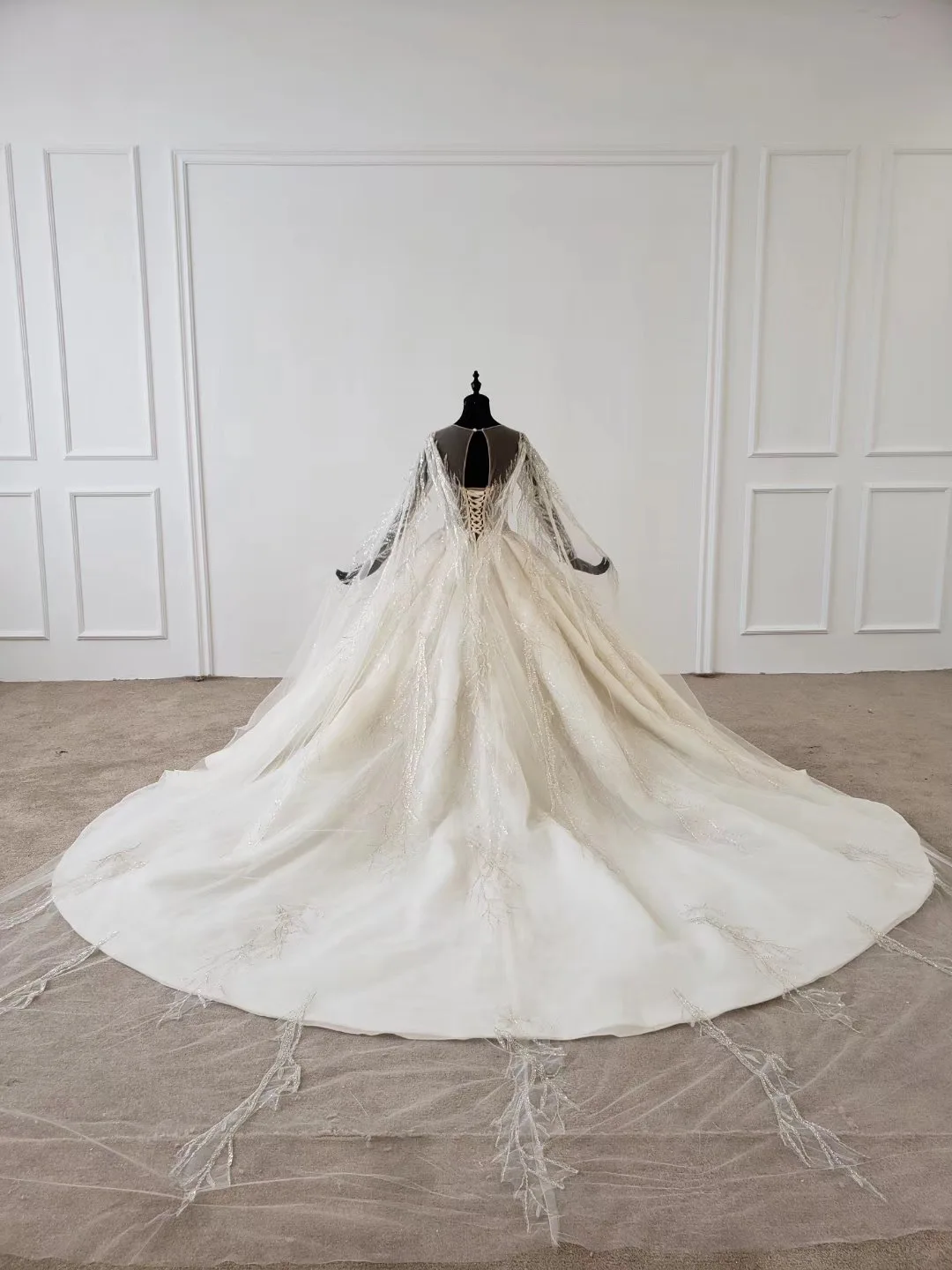 

Luxury Arabic Ball Gown Wedding Dresses Long Sleeve With Large Crystals Beaded Applique Sweetheart Long Train Big Wedding Gowns