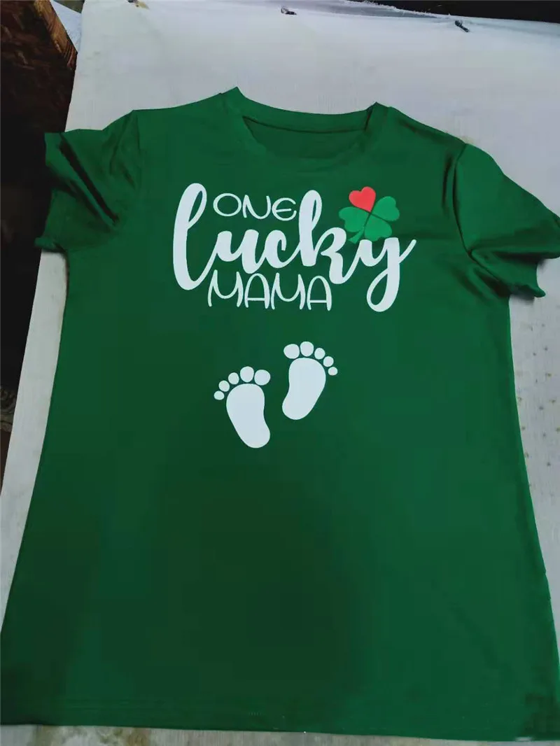 

St.Patricks Day Clover Footmark Printed T shirt Women Cute Letter One Lucky Mama Letter Graphic Tshirt Ladies Harajuku T-shirt