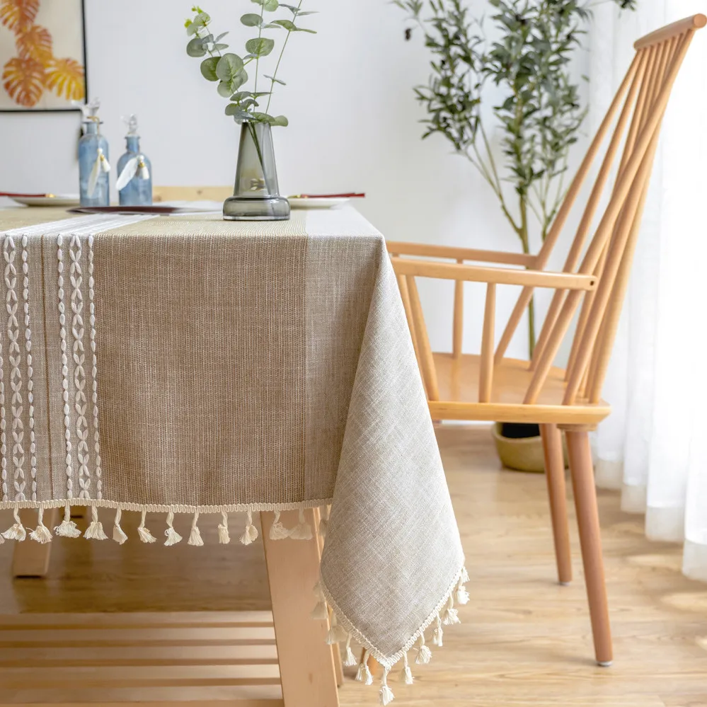 Современная декоративная льняная скатерть в клетку с кисточками