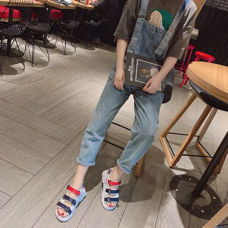 Летние женские сандалии с пряжкой Цвет черный белый Удобные на платформе Женская