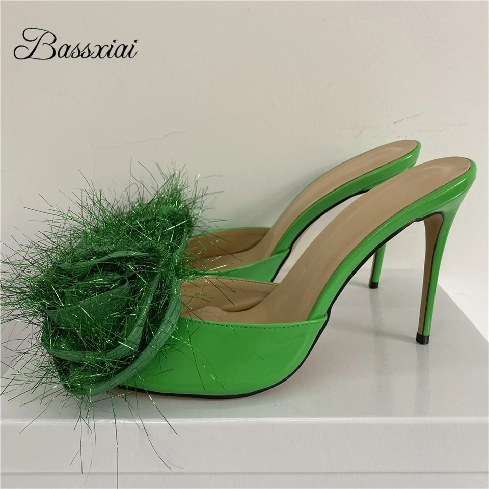 

Сандалии женские с открытым носком, блестящие босоножки из лакированной кожи, на шпильке 10 см, с плюшевым цветком, с ремешком на пятке, лето