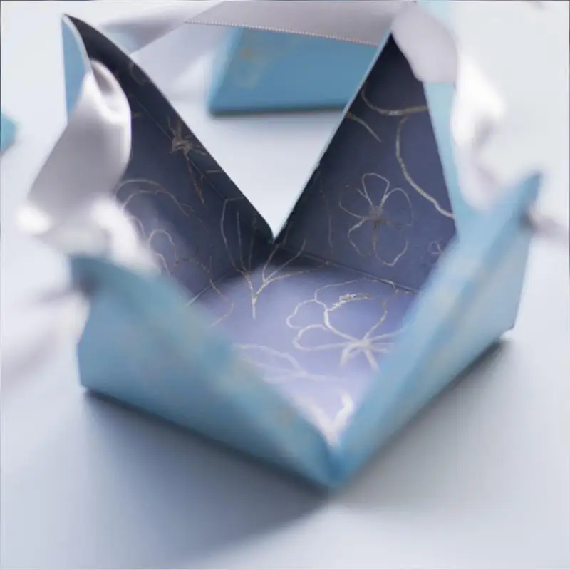 

Creative Triangular Gifts Boxes Pyramid Candy Box Wedding Favors Candy Bags for Guests Wedding Decoration Baby Shower Gifts
