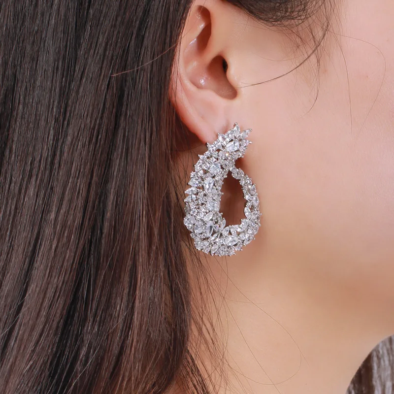 

Fashion high-end atmospheric leaf earrings