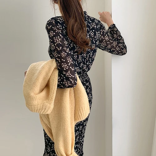 

South Korea Chic French Minority Autumn Pleated V-neck Floral Skirt Mid-length Slimming High Waist Temperament Dress Tide