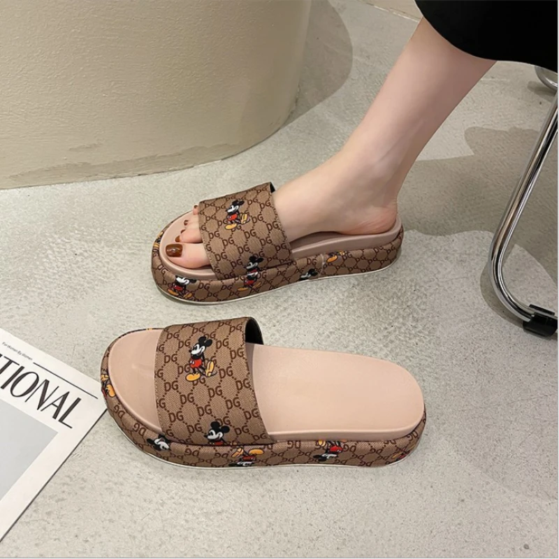 

Ladies Luxury Brand Summer Fashion Slippers Women Sandals Ladies Flat Round Toe Luxury Sandals Large Size 35-42 Shoes