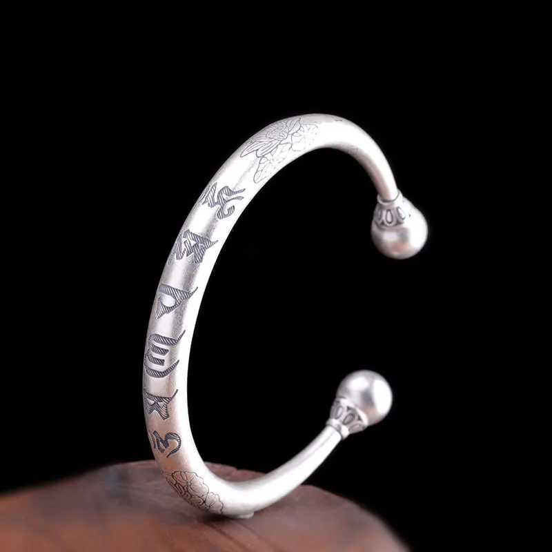 Женский матовый браслет с мантрой из серебра 999 пробы выгравированным лотосом |