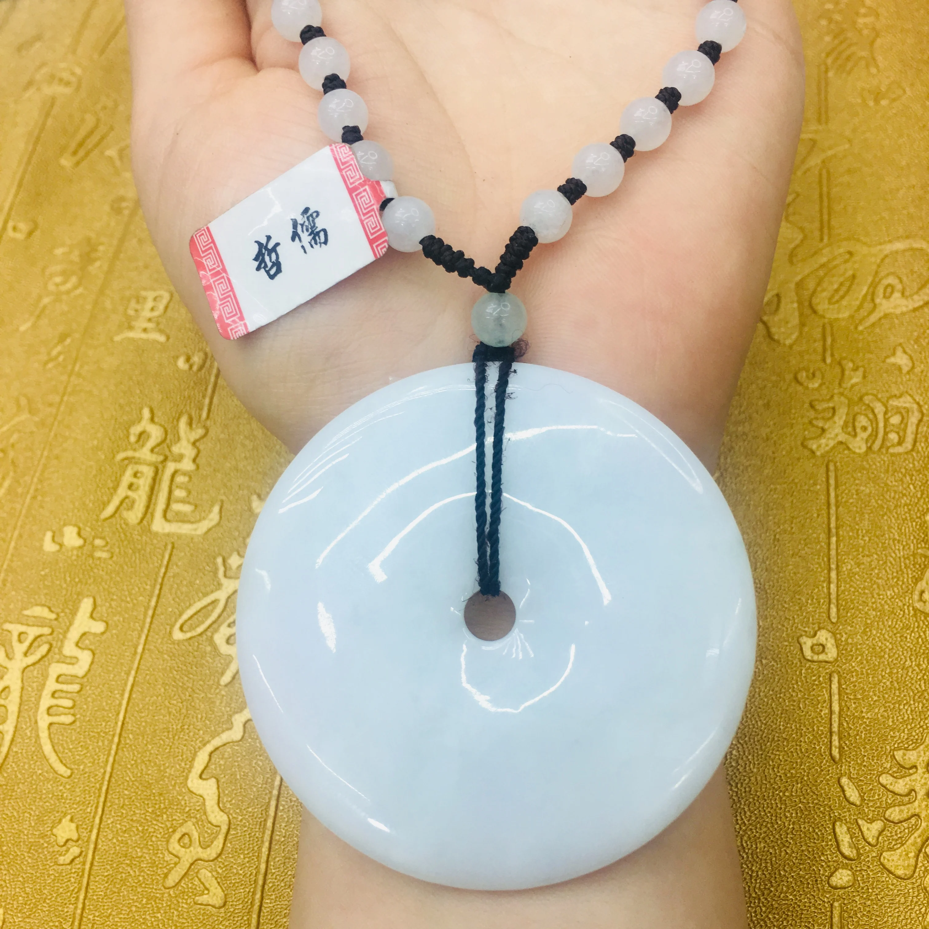 Подвеска пончик из натуральных камней с гравировкой и трехцветными бусинами для