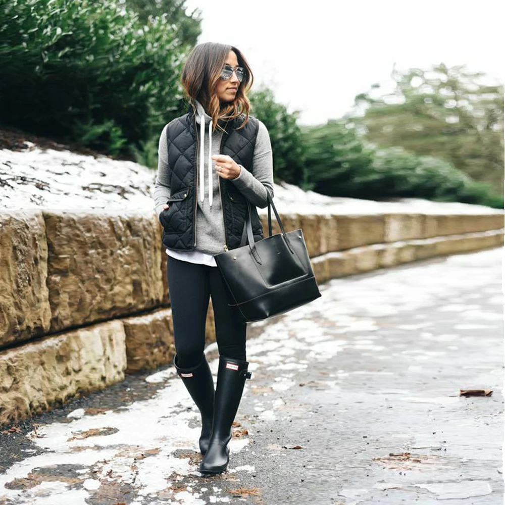 Женский приталенный пуховый жилет теплый хлопковый без рукавов на осень и