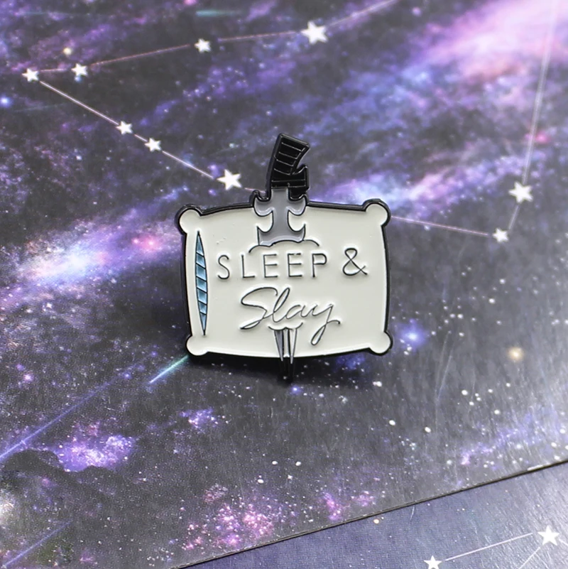Жуткая эмалированная брошь с кинжалом &quotSLEEP &amp slay&quot через кровать
