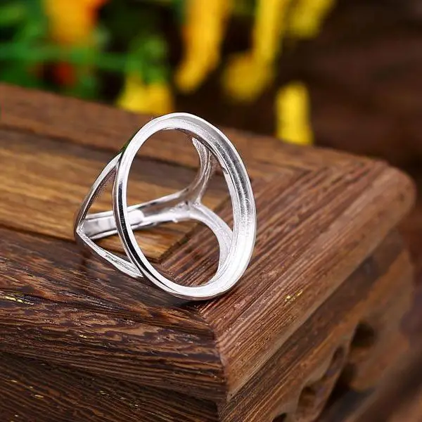 

Кольцо обручальное с овальным кабошоном, 20x25 мм