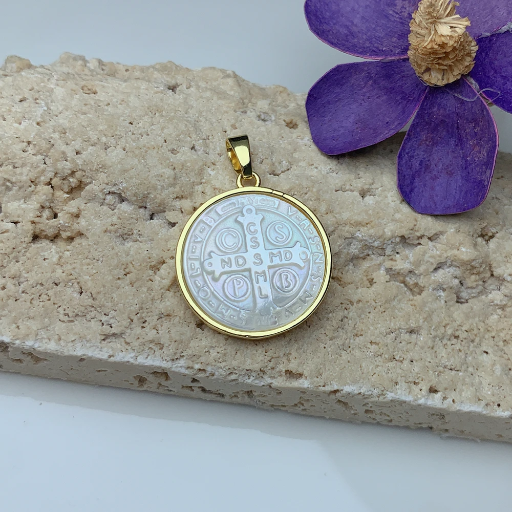 Ожерелье из натуральной белой морской ракушки с круглым крестом Святого