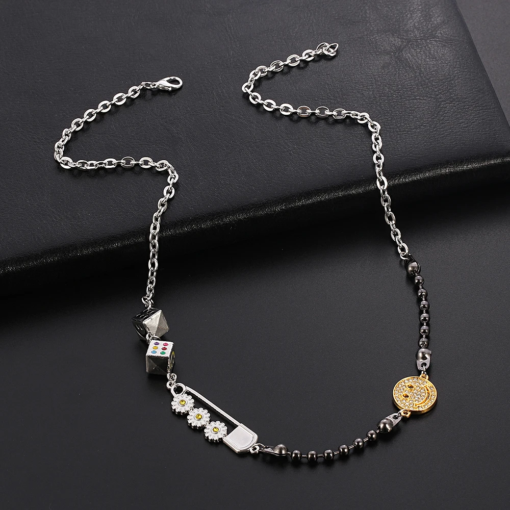 

Harajuku Dice Smilely Face Daisy Clip Pin Pendant Necklace For Women Men Punk Cute Party Gifts Vintage Choker Necklace