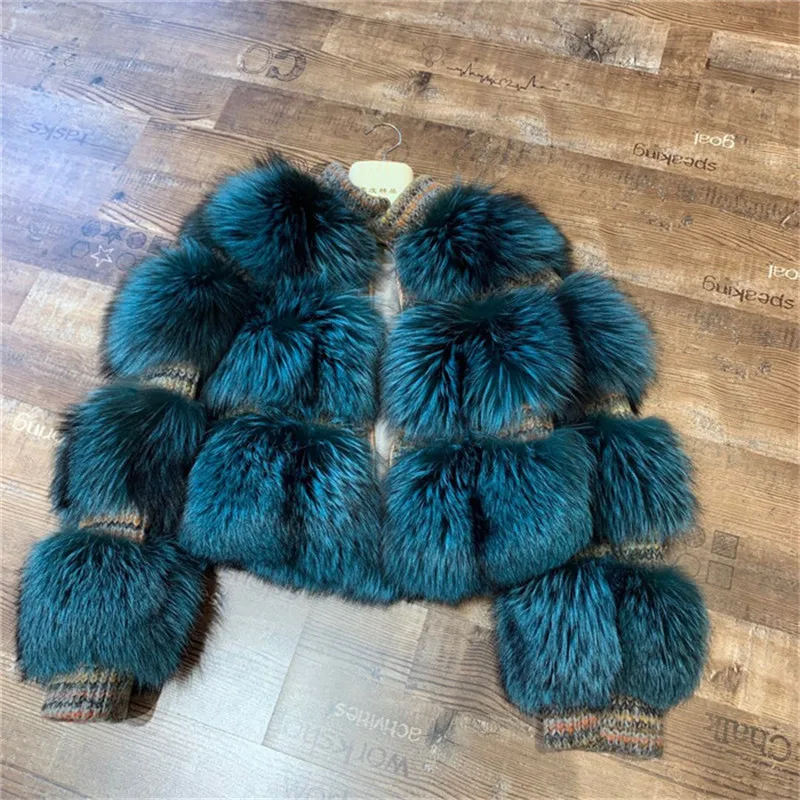 Женское пальто из твида маленькое с воротником-стойкой натурального меха