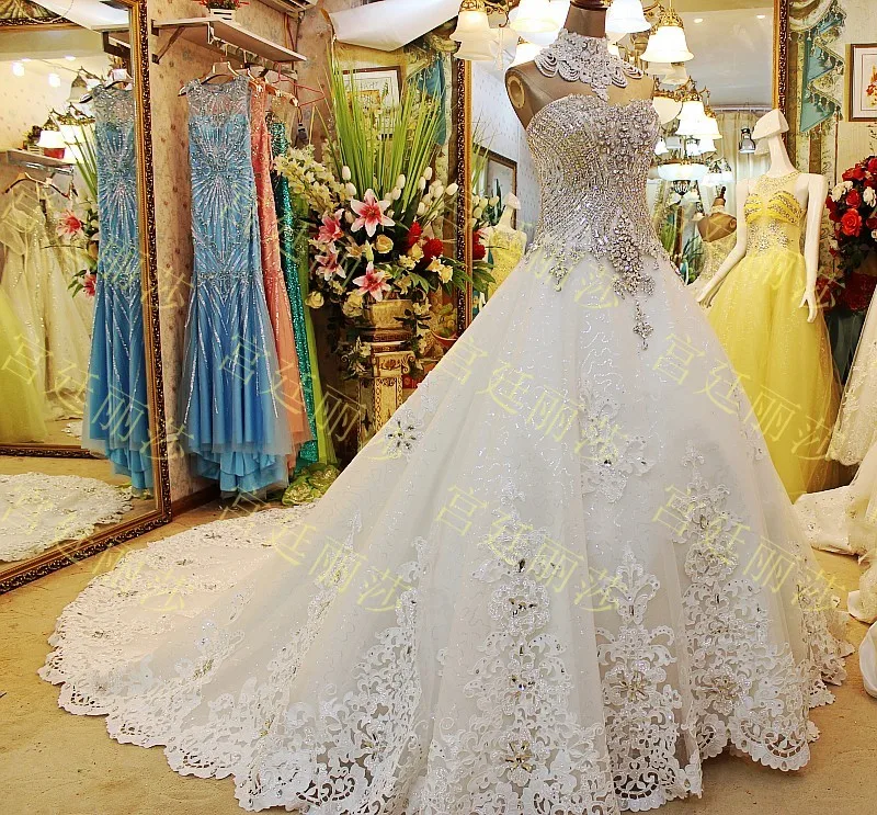 Luxurious Spring Wedding Dresses Ball Gown Sweetheart Fluffy Lace Beaded Crystal Diamond Big Train Bridal Gowns