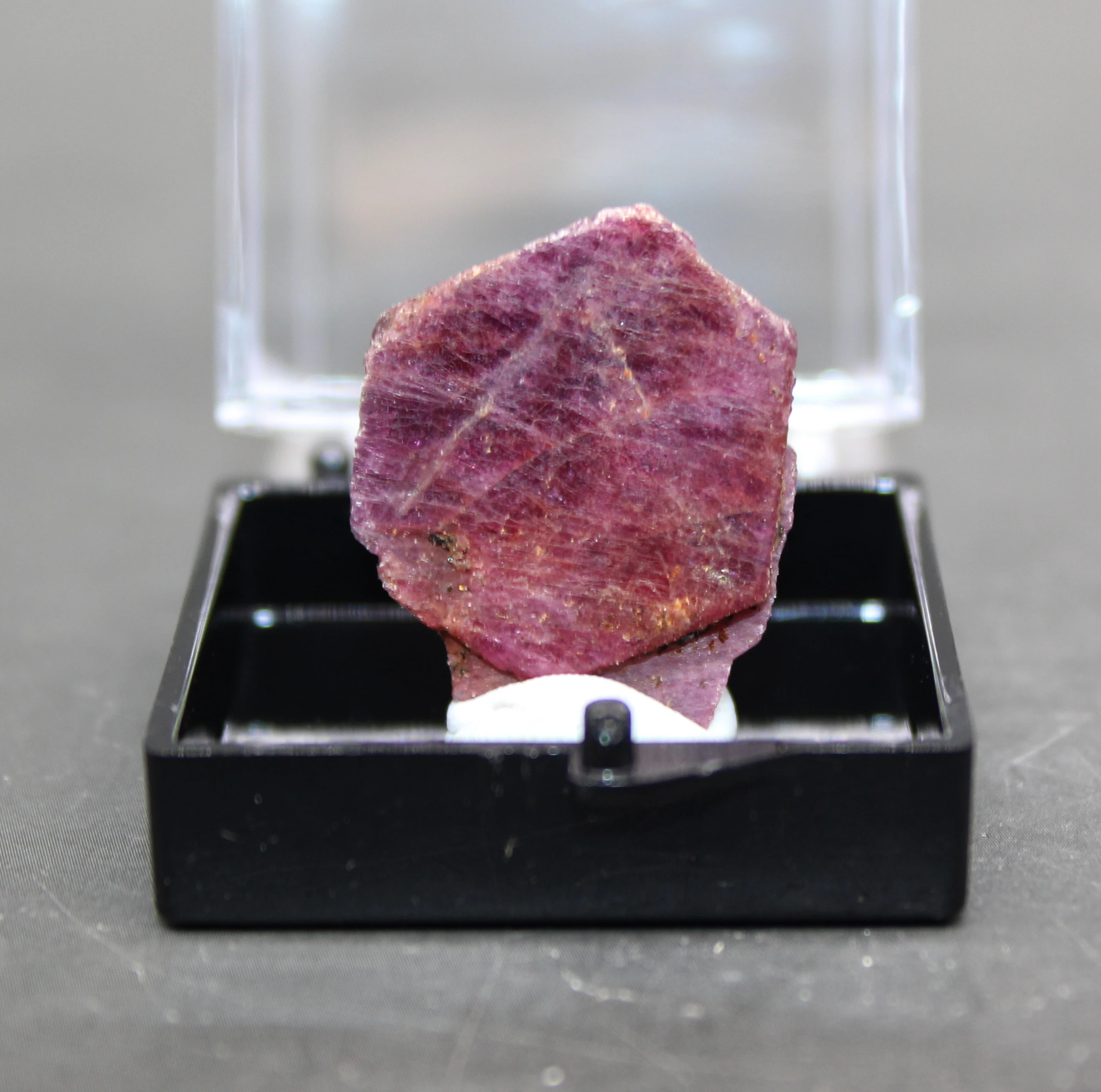 Шероховатый минеральный образец из 100% натурального МАКАРСКОГО рубина и