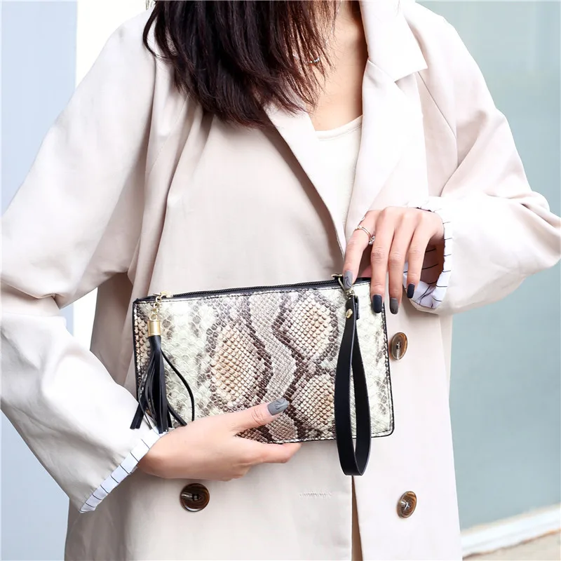 AIBODUO Temperament Purse Women 2020 Spring New Fashion Snakeskin Fringe Envelope Bag Retro Shopping Party Hand |