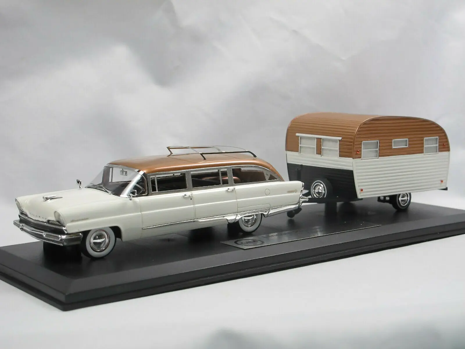 

GIM 1:43 Lincoln Pioneer 1956 Station Wagon with Trailer Limited Collector Edition Resin Metal Diecast Model Toy Gift