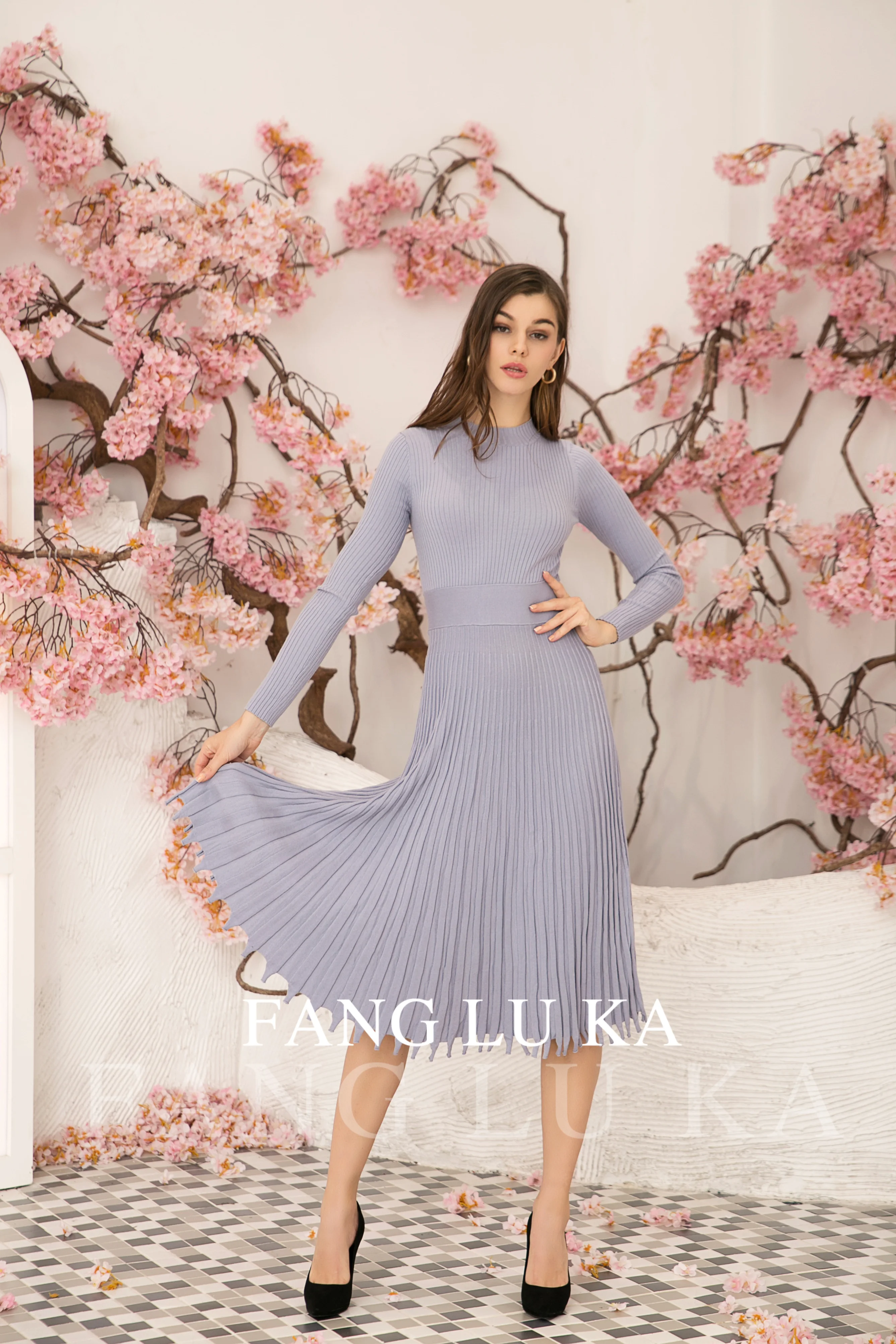 Женское трикотажное кашемировое платье облегающее плиссированное средней длины