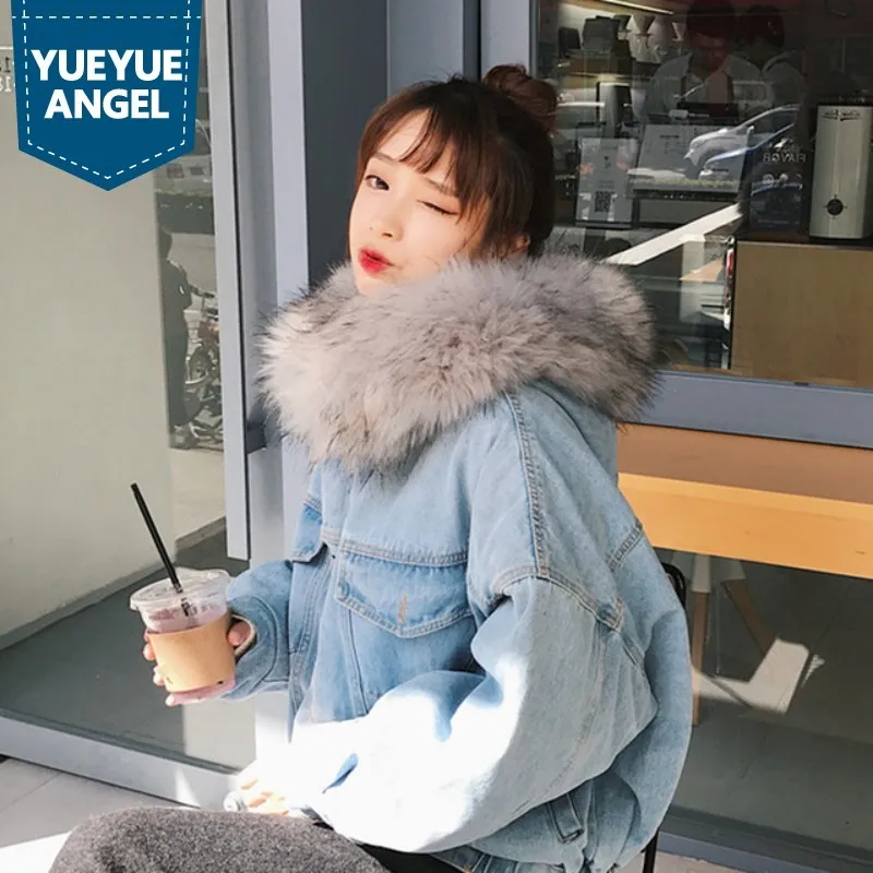 

Лидер продаж, женские короткие джинсовые куртки с капюшоном и воротником из искусственного меха, корейские повседневные милые Флисовые жен...