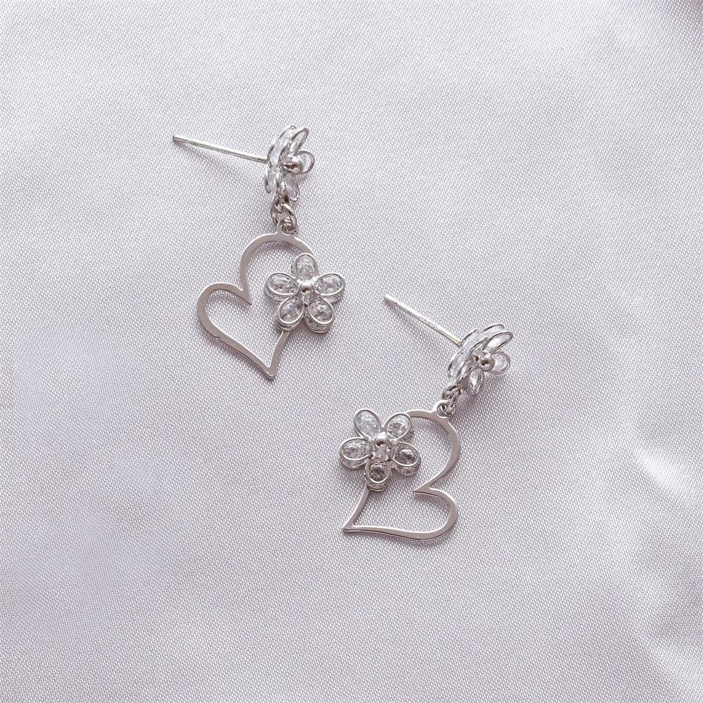

Korean temperament crystal flower earrings sweet zircon love flower earrings women's light luxury earrings 2020 new trend
