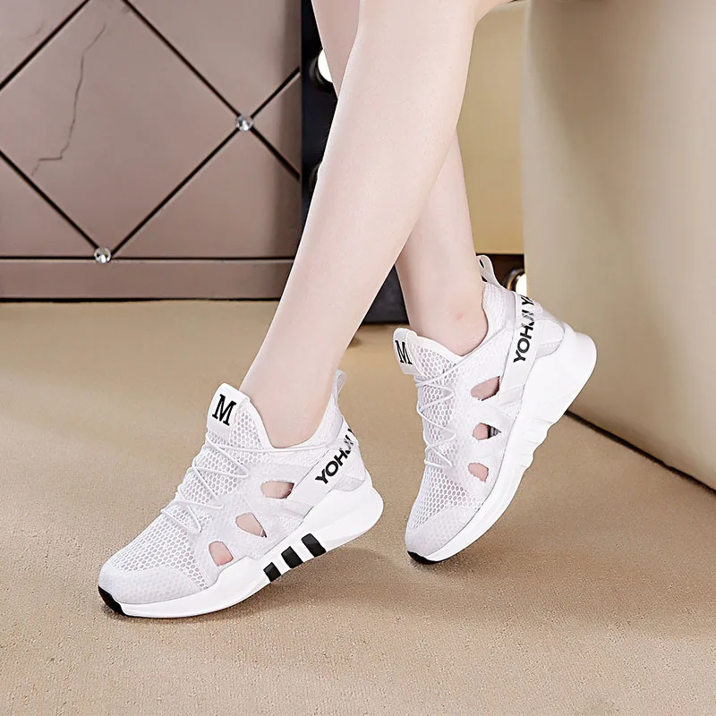 Летние сетчатые сандалии для женщин новинка 2021 дышащие удлиняющие модные белые