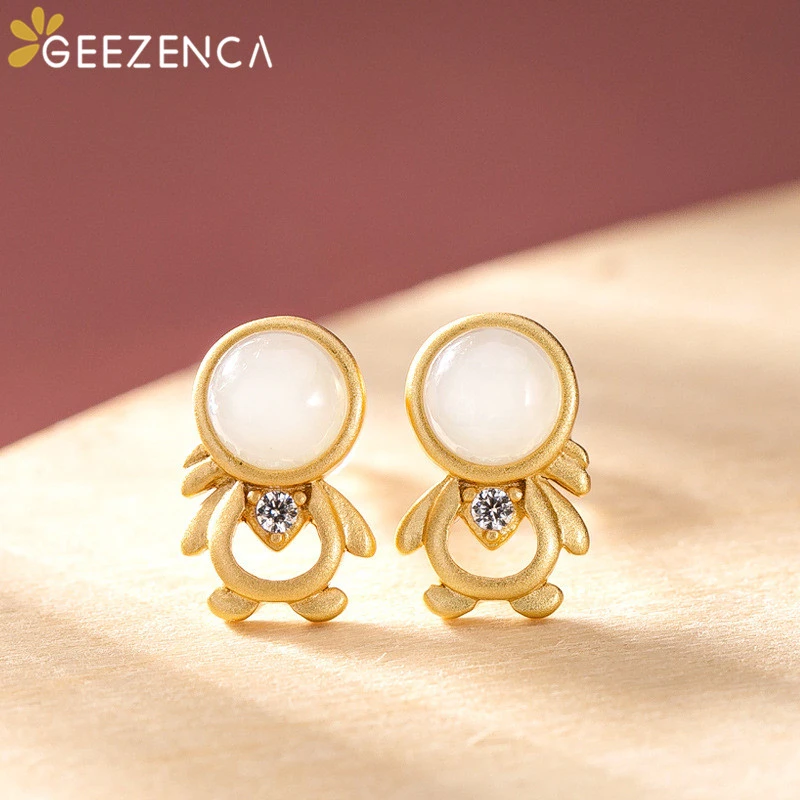 Серьги гвоздики из белого и зеленого нефрита с золотым покрытием стерлингового