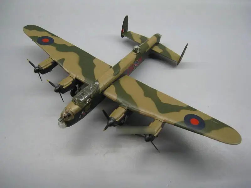 Британский AVRO LANCASTER MK. III 1/144 Готовая модель самолета IXO |