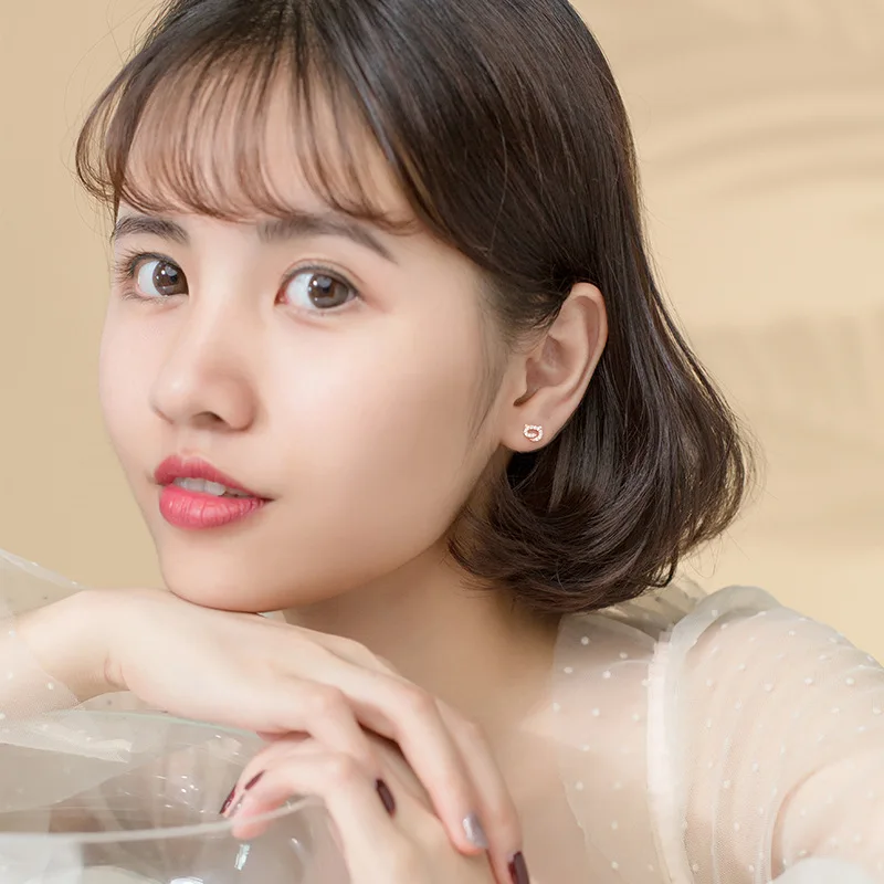 Простые маленькие асимметричные серьги гвоздики с инкрустированным цирконием в