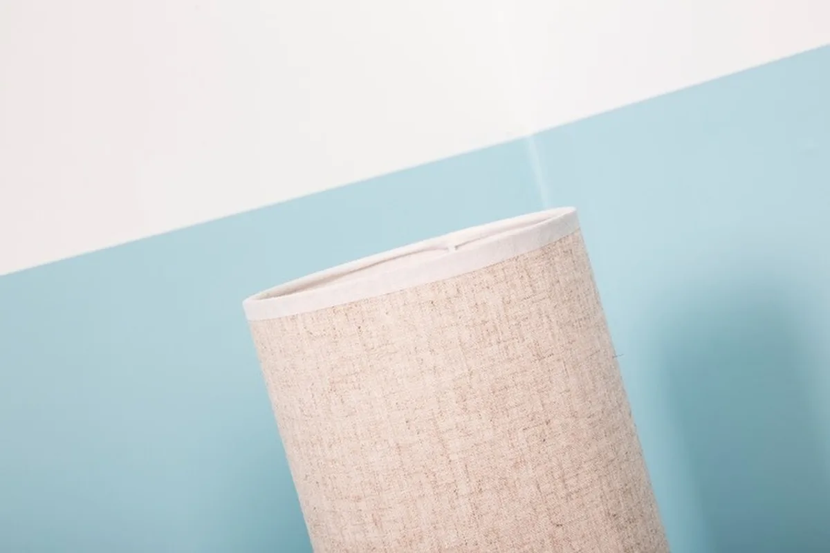 Деревянная настольная лампа в стиле ретро минималистичное оформление