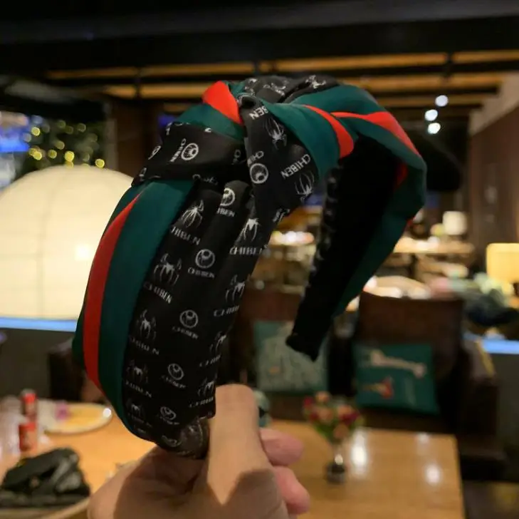 

Koreanische Neue Stil Retro Rot Und Grun Gestreiften Stirnband Breite-krempe Karte Satin Nahte Verknotet Stirnband Kopf Band
