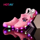 Легкие садовые кроссовки для девочек и мальчиков, светодиодная Летняя обувь светильник клоги, модные тапочки, 2022