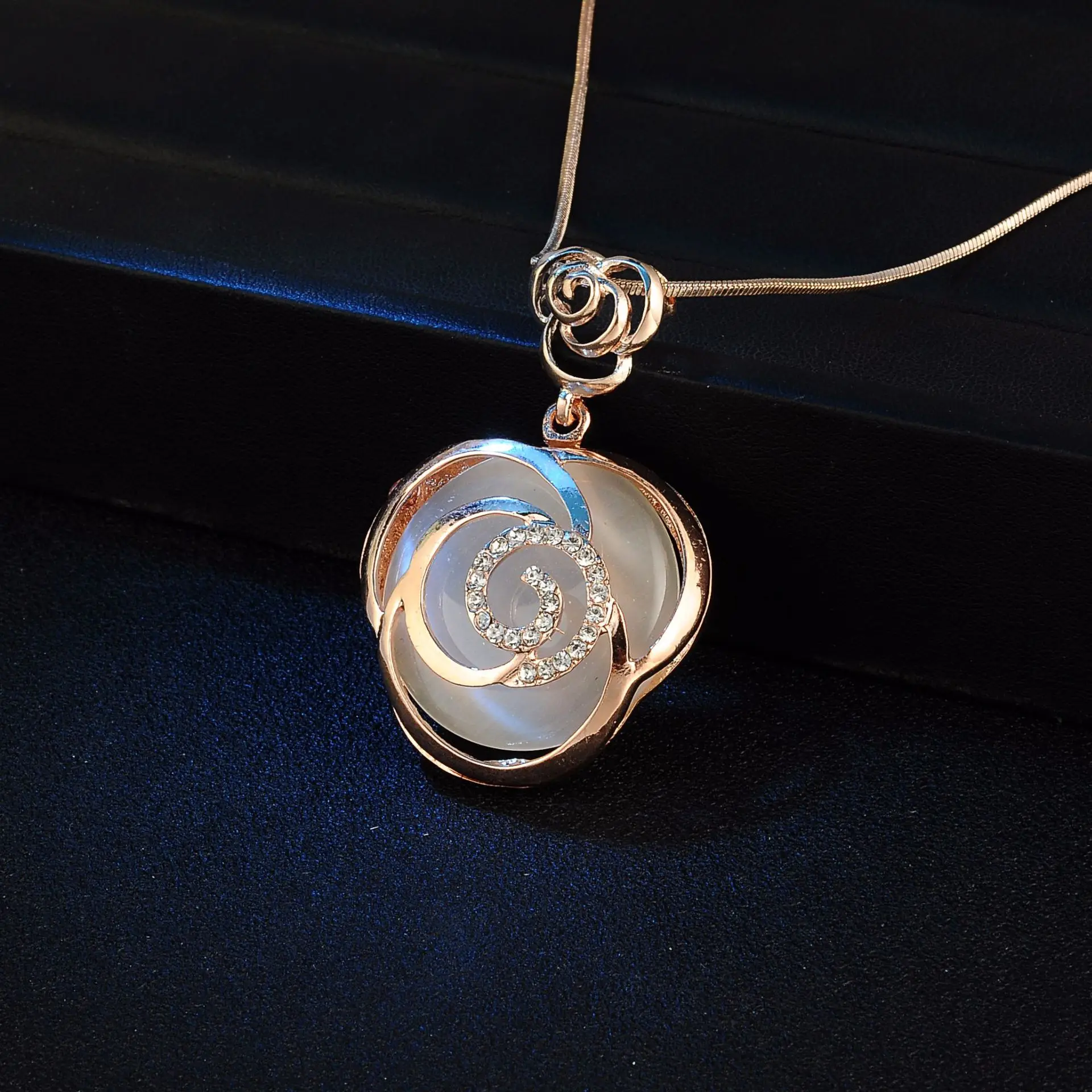 Женская ажурная цепочка на свитер с цирконом длинное ожерелье розой модное