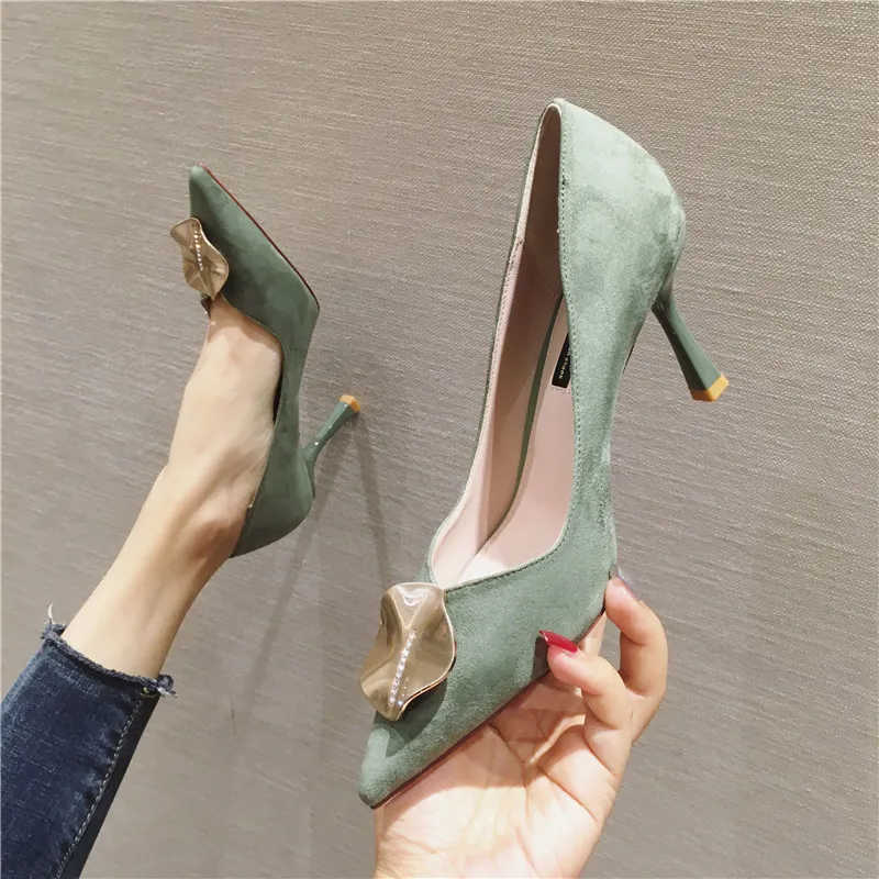 Женские офисные туфли на высоком каблуке с металлическим украшением | Обувь