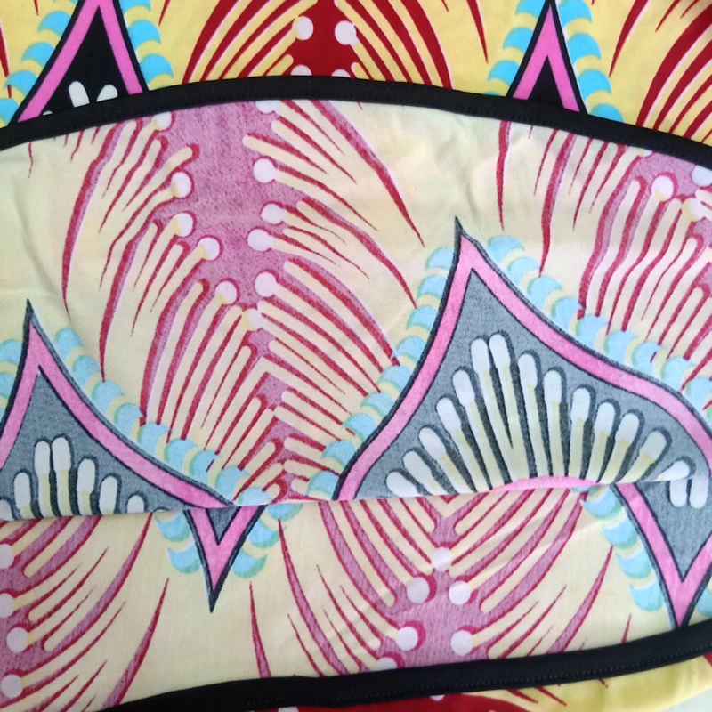 Женское длинное платье с принтом бордового цвета короткими рукавами в